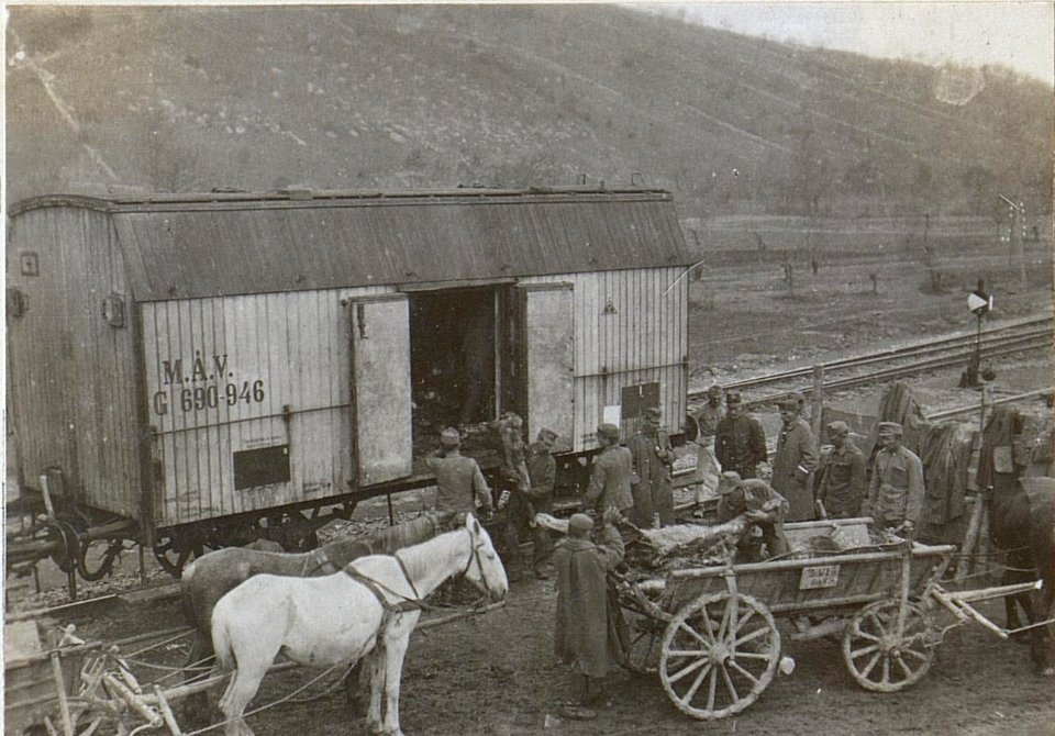 Angekommenes Gefrierfleisch bei der Verpflegsfassungsstelle in Batuje wird verladen (BildID 15596769)