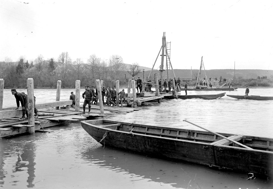 Anheben der Arbeitsbrücke wegen Hochwasser - CH-BAR - 3239216