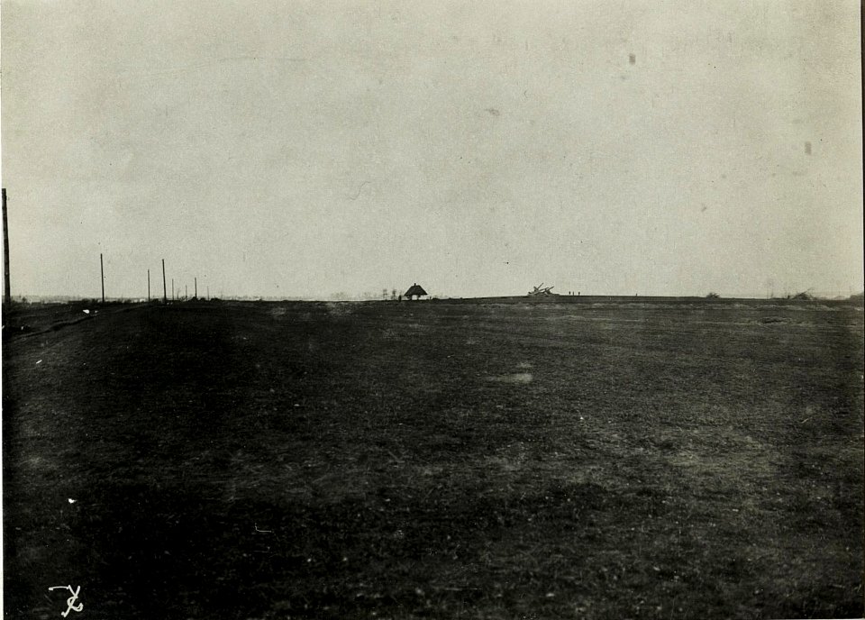 Anhöhe bei Gomulin. Im Hintergrund, zerschossene Mühle und eigene Kampfstellungen. (BildID 15588910)