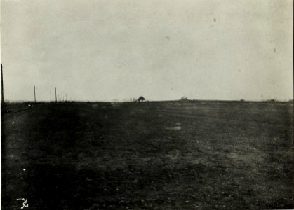 Anhöhe bei Gomulin. Im Hintergrund, zerschossene Mühle und eigene Kampfstellungen. (BildID 15588910)