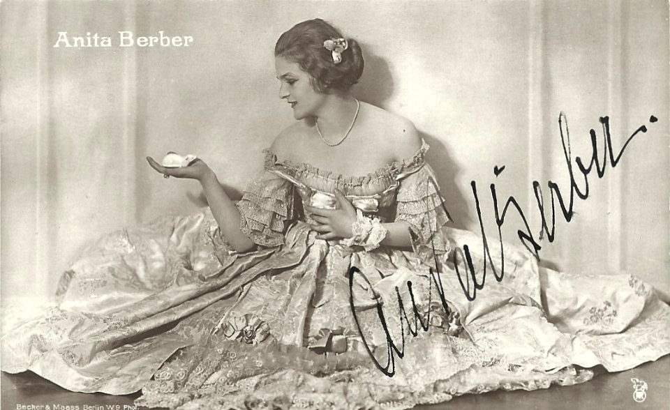 Anita Berber mit einer weißen Maus, 1921