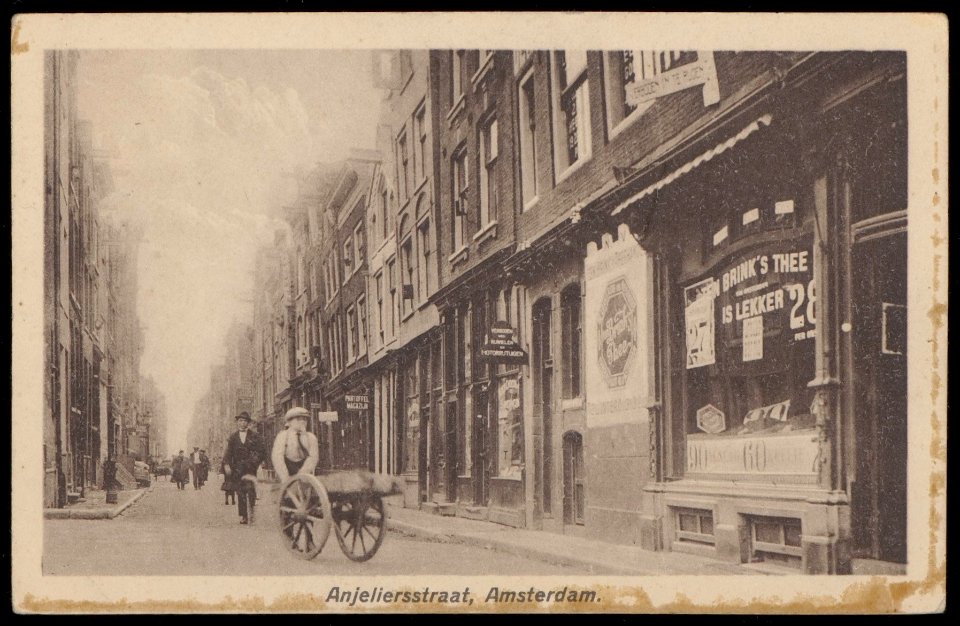 Anjeliersstraat gezien vanaf de Prinsengracht . Uitgave J. Sleding, Amsterdam, Afb PBKD00135000001