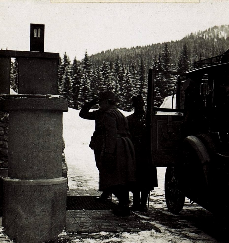 Ankunft des Feldmarschall von Conrad beim 90. Infanteriedivisionskommando in Karersee. (BildID 15584088)