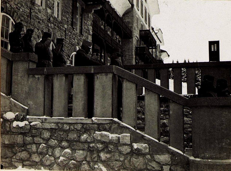 Ankunft des Feldmarschall von Conrad beim 90. Infanteriedivisionskommando in Karersee. (BildID 15584130)
