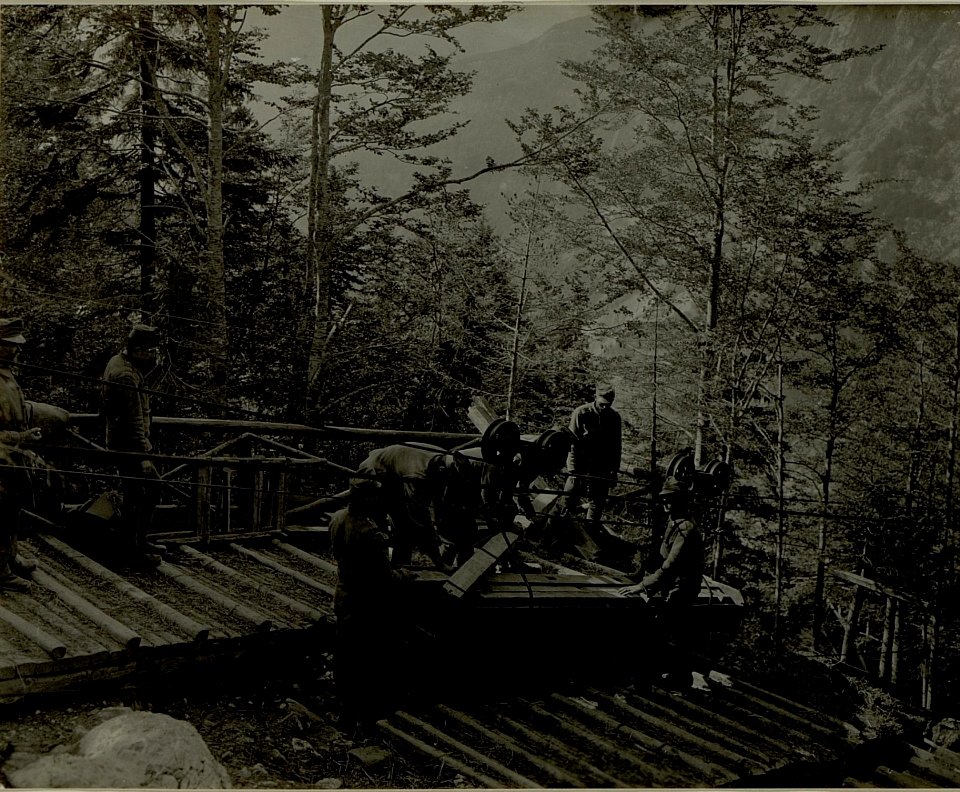 Ankunft eines Drahtseilbahnförderwagens auf Golubar Planina. (BildID 15480643)