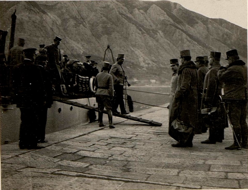 Ankunft in Cattaro. (Gen.Obst. von Kövess verlässt das Schiff.) Aufgenommen, in Cattoro am 12. Februar 1916. (BildID 15532472)