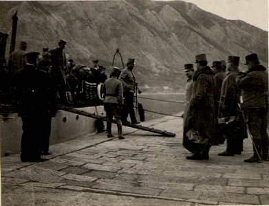 Ankunft in Cattaro. (Gen.Obst. von Kövess verlässt das Schiff.) Aufgenommen, in Cattoro am 12. Februar 1916. (BildID 15532472)