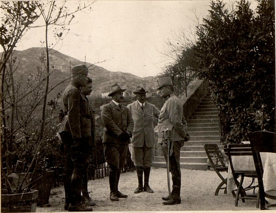 Ankunft in Rijeka, Oberst ZUBER, Gen.Obst. KöVESS sowie die Maler ADAMS, PRINS und WIELAND. Aufgenommen in Skutari am 14. März 1916. (BildID 15533214)