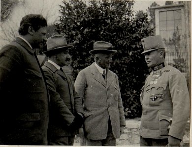 Ankunft in Rijeka, Oberst ZUBER, Gen.Obst. KöVESS. Sowie die Maler ADAMS, PRINS und WIELAND. Aufgenommen in Skutari am 14. März 1916. (BildID 15533200)