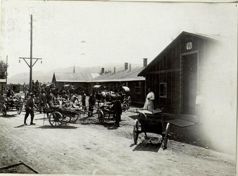 Ankunft eines Verwundeten Transportes im Krankenlager Pradl (BildID 15519589)