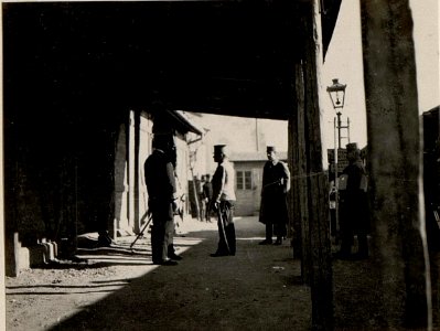 Ankunft in Castelnuovo und Bergrüssung durch das Kriegshafenkommando. Aufgenommen in Castelnuovo am 12. Februar 1916. (BildID 15532451)