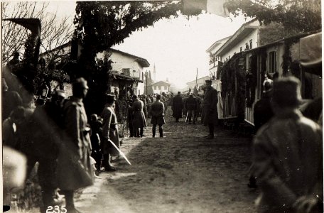 Ankunft u. Abschreiten der Ehrenkompagnie in Kavaja. (BildID 15573421) photo