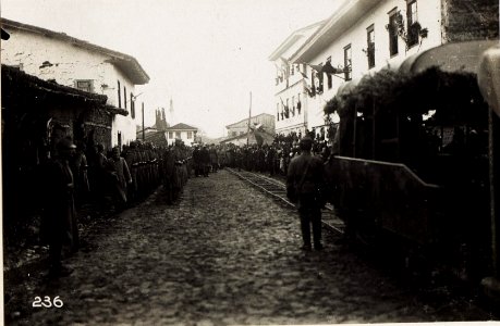 Ankunft u. Abschreiten der Ehrenkompagnie in Kavaja. (BildID 15571477) photo