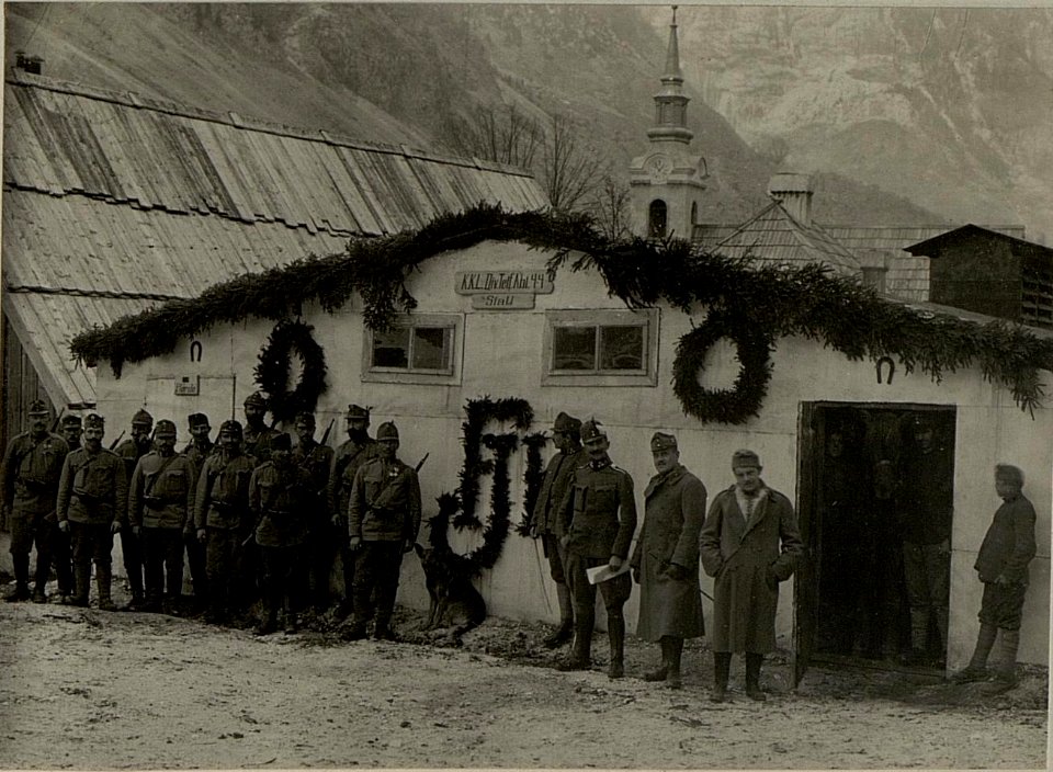 Anlässlich des Besuches Erzherzog Karl Franz Josef. Geschmückter Stall. (BildID 15468620)