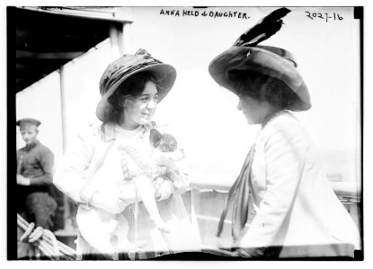 Anna Held and daughter LCCN2014688150