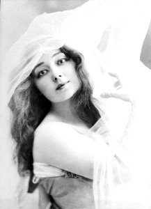 Anna Held, by Léopold-Émile Reutlinger, ca. 1908
