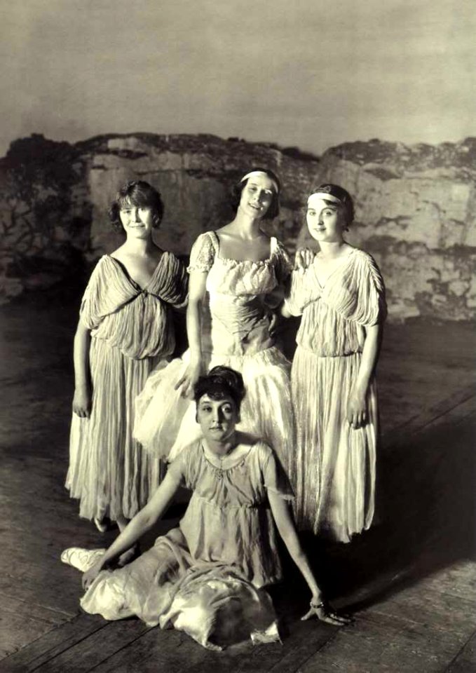 Anna Pavlova in a group of ballerinas