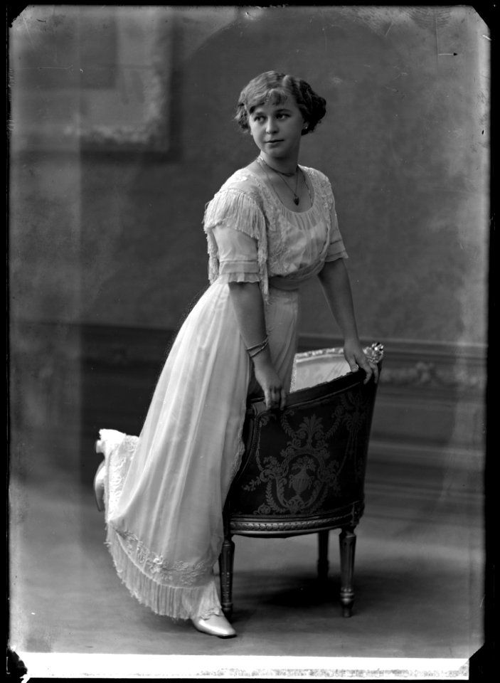 Anna Tropp, ballet dancer, undated portrait about 1910 - SMV - GT060