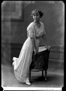 Anna Tropp, ballet dancer, undated portrait about 1910 - SMV - GT060