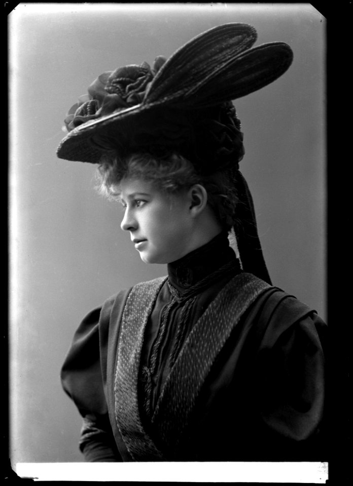 Anna Tropp, ballet dancer, undated portrait about 1910 - SMV - GT061