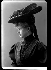 Anna Tropp, ballet dancer, undated portrait about 1910 - SMV - GT061