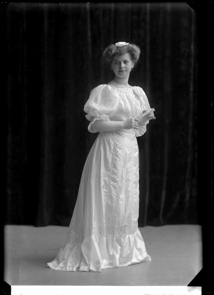 Anna Tropp, dancer - SMV - NT058