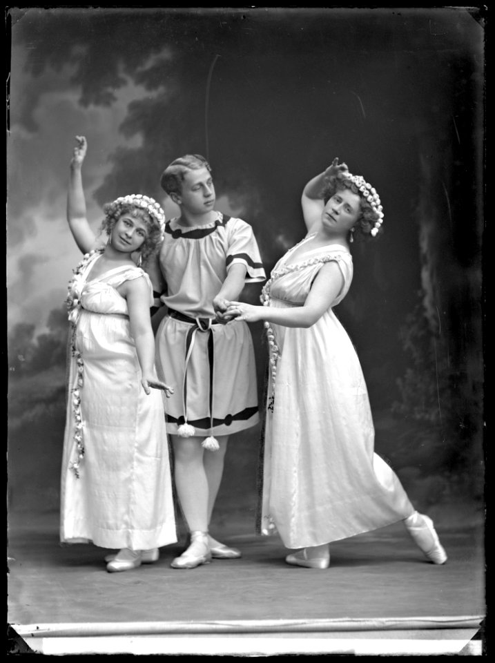 Anna Tropp, Sven Tropp and Mia Carlson in Vårdanser at Kungliga Operan 1911 - SMV - NT062