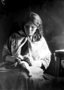 Anna-Priita Morottaja ompelee