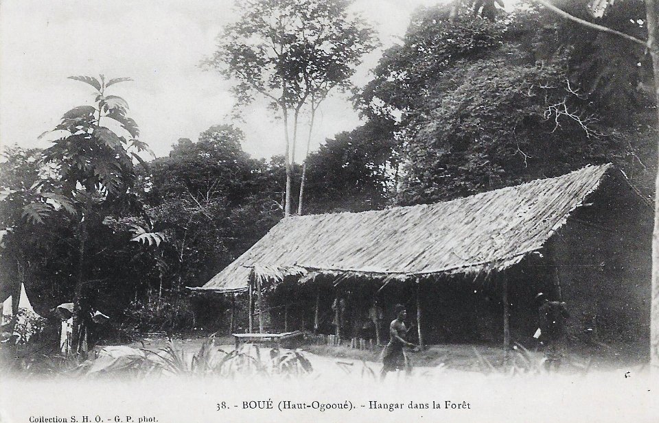 Boué (Ogooué)-Hangar dans la forêt
