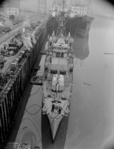 Bow view of USS Weiss (APD-135), circa in January 1964 (7575378)