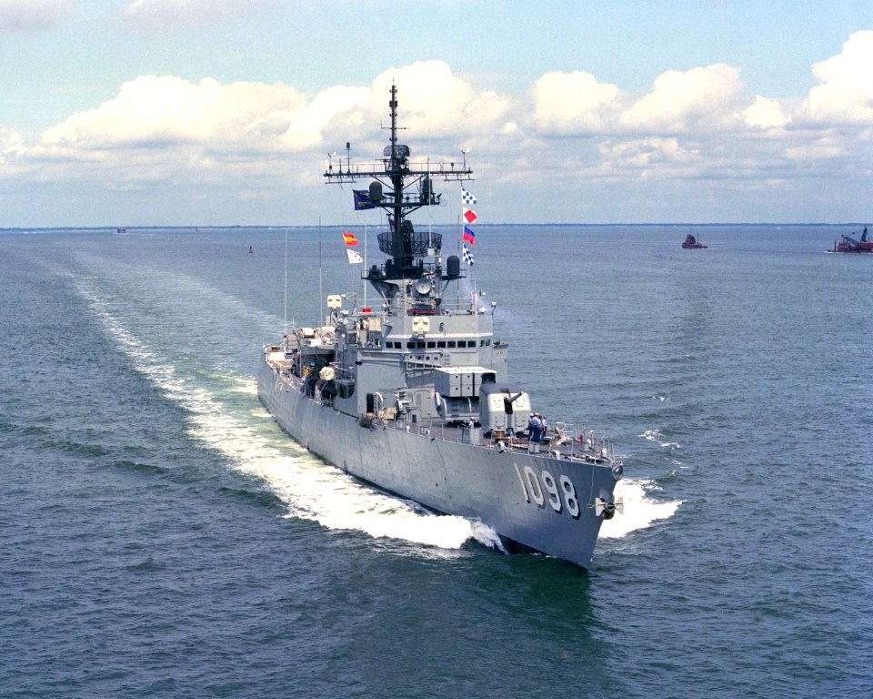 Bow view of USS Glover (FF-1098) underway on 1 June 1982 (6419430)
