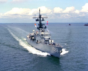 Bow view of USS Glover (FF-1098) underway on 1 June 1982 (6419430)