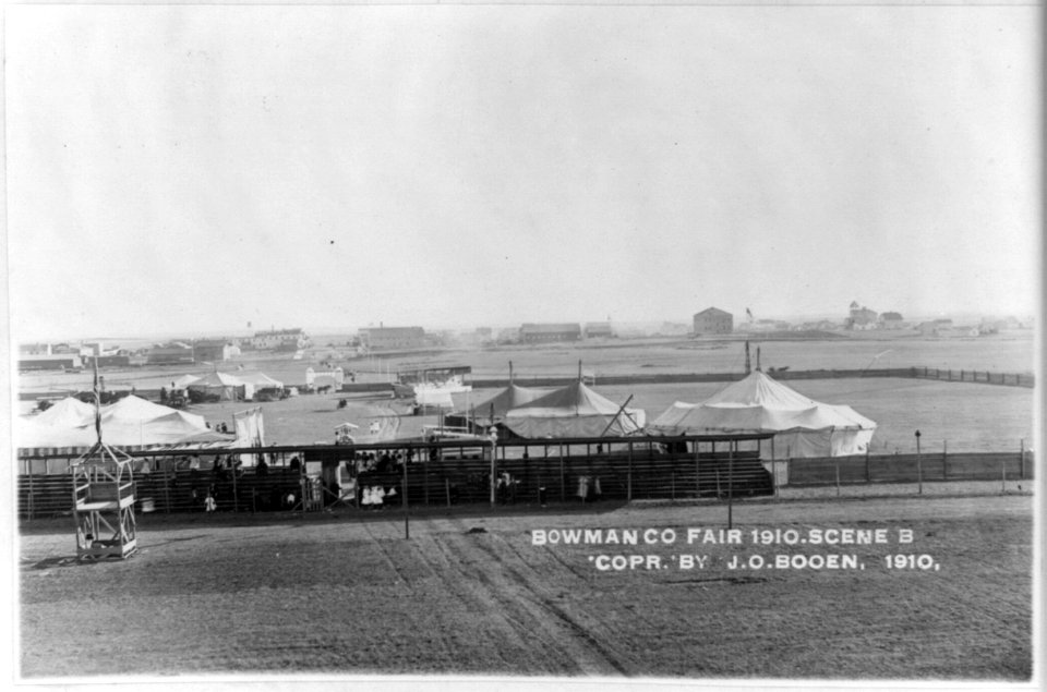Bowman Co(unty) Fair, 1910, scene B LCCN2003670961
