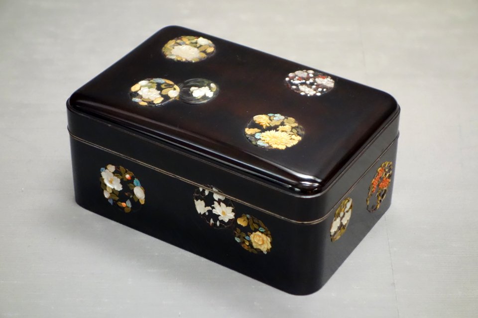 Box by Shibayama Soichi (1811-unknown), 1892 World's Columbian Exposition, lacquer with floral roundel design in mother-of-pearl inlay - Tokyo National Museum - DSC05595