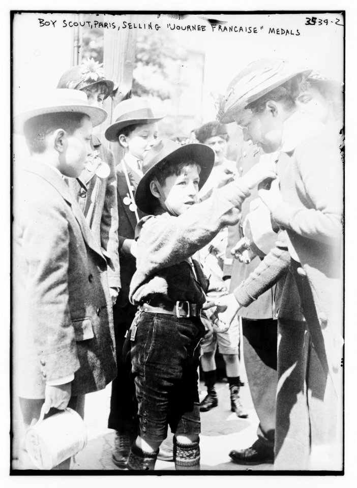 Boy Scout, Paris, Selling Journee Francaise Medals LCCN2014699386