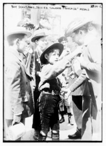 Boy Scout, Paris, Selling Journee Francaise Medals LCCN2014699386