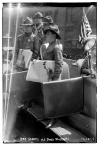 Boy Scouts as bond workers LCCN2014704733