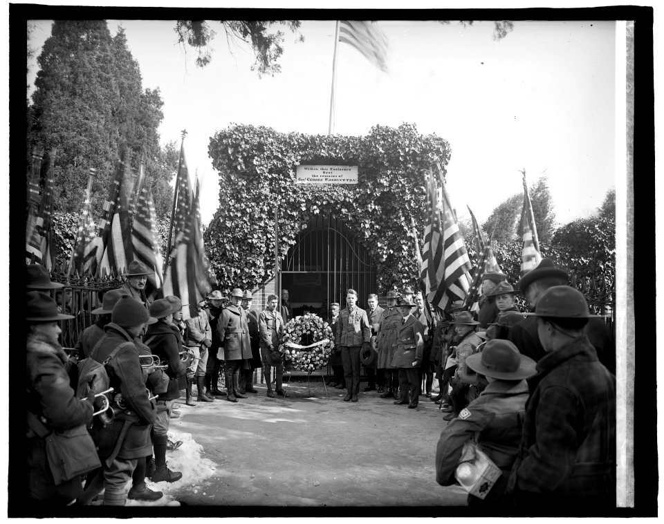 Boy Scouts at Mt. Vernon, (Virginia) LCCN2016824298