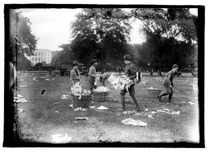 Boy Scouts cleaning up White (...) LCCN2016845365 photo