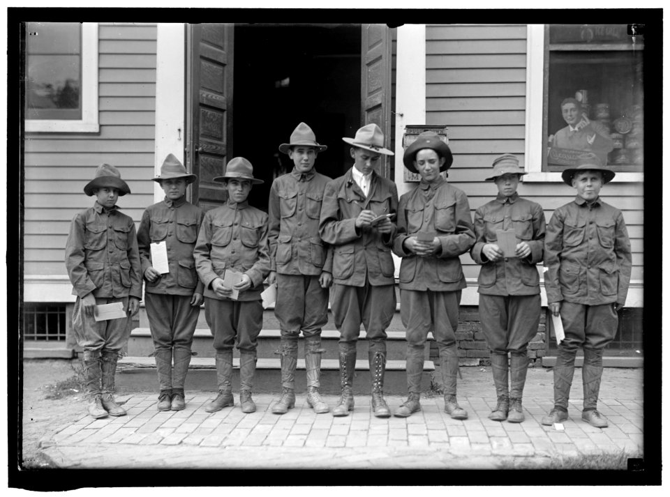 BOY SCOUTS LCCN2016864856