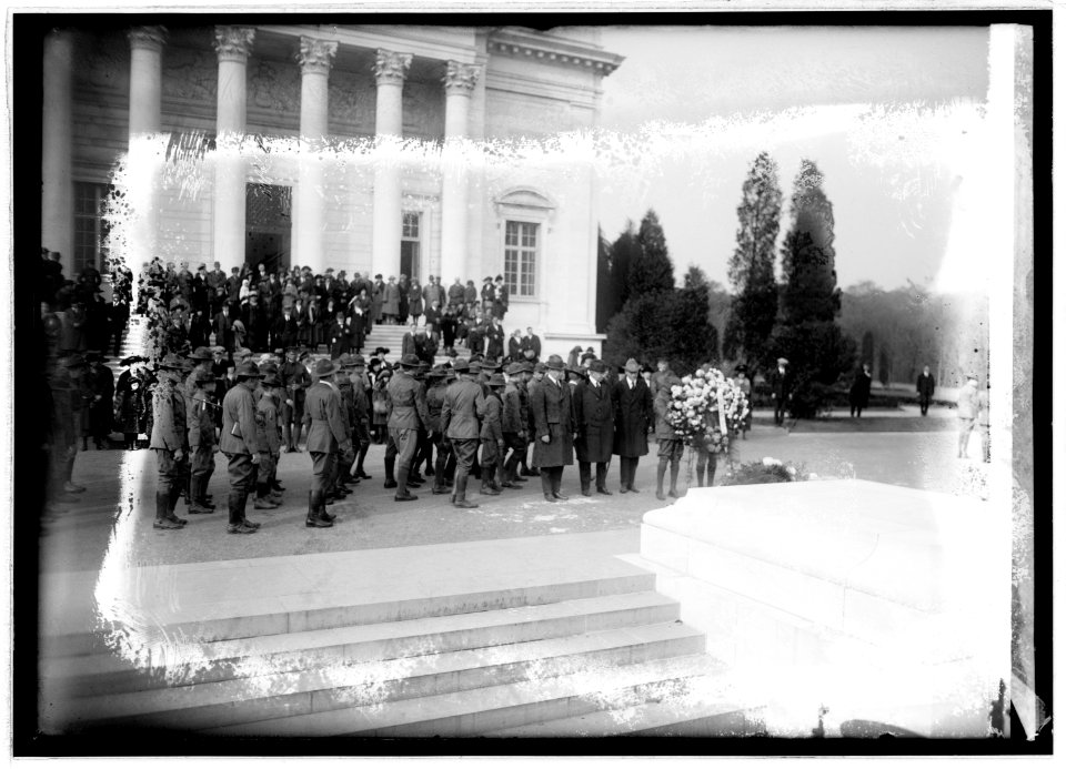 Boy Scouts at tomb of Unknown soldier, 11-11-22 LCCN2016846856