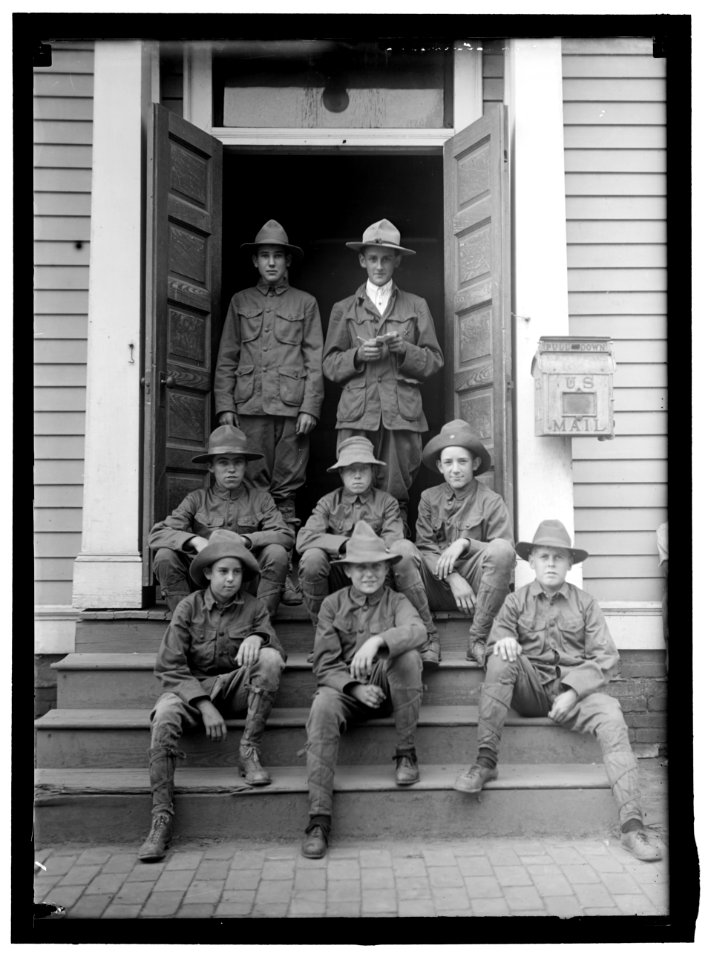 BOY SCOUTS LCCN2016864857