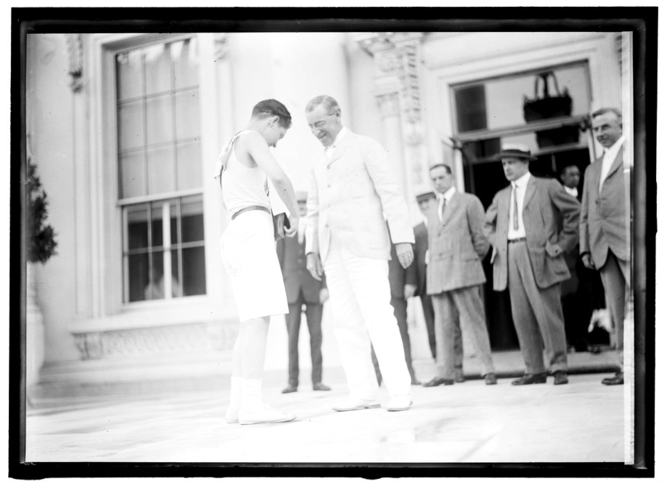 BOY SCOUTS. RELAY RACE STARTING AT WHITE HOUSE. FRED REED SHAKING HANDS WITH PRESIDENT WILSON LCCN2016864735