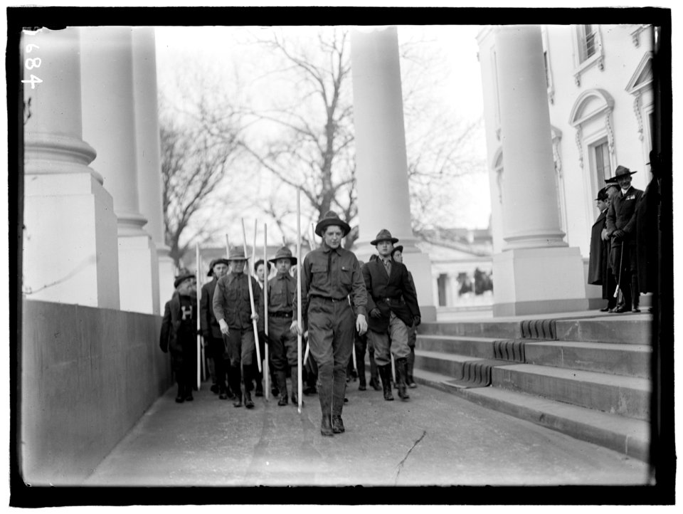 BOY SCOUTS. VISIT OF SIR ROBERT BADEN-POWELL TO D.C. REVIEWING PARADE FROM WHITE HOUSE PORTICO LCCN2016863514