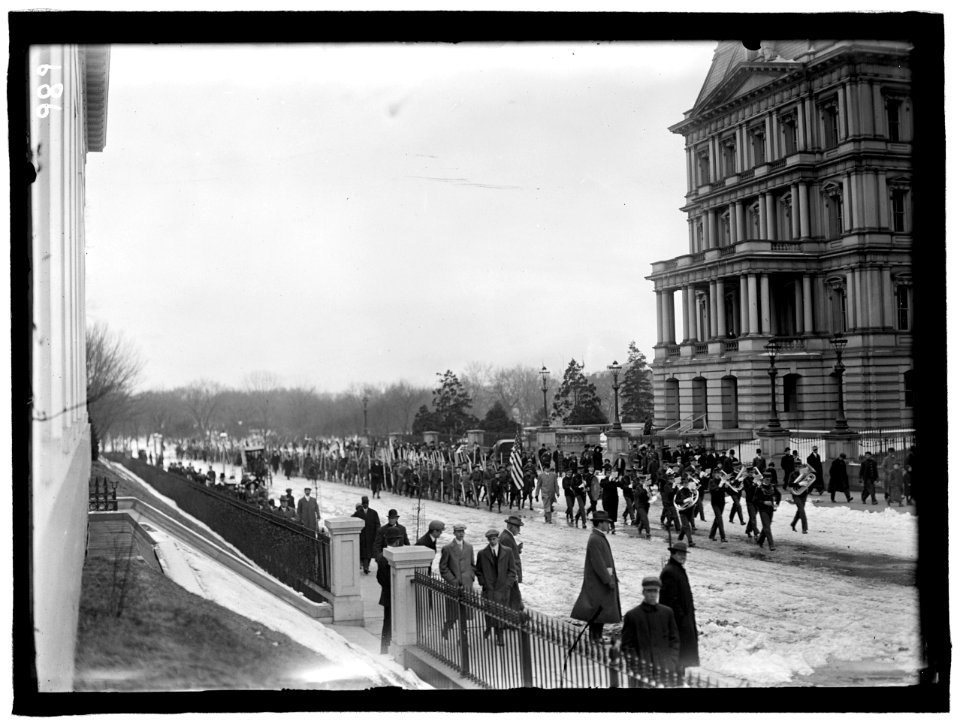 BOY SCOUTS. VISIT OF SIR ROBERT BADEN-POWELL TO D.C. REVIEWING PARADE FROM WHITE HOUSE PORTICO LCCN2016863516