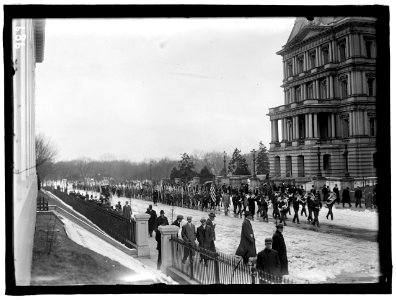 BOY SCOUTS. VISIT OF SIR ROBERT BADEN-POWELL TO D.C. REVIEWING PARADE FROM WHITE HOUSE PORTICO LCCN2016863516