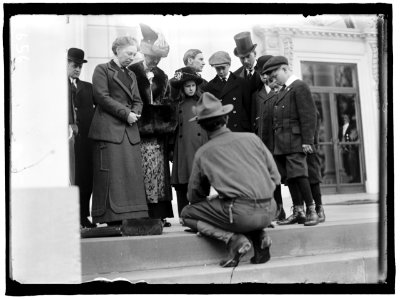 BOY SCOUTS. VISIT OF SIR ROBERT BADEN-POWELL TO D.C. MAKING FIRE; MRS. TAFT WATCHING LCCN2016863496