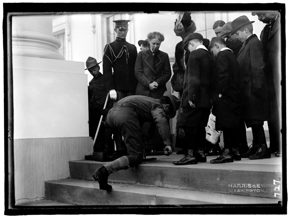 BOY SCOUTS. VISIT OF SIR ROBERT BADEN-POWELL TO D.C. MAKING FIRE; MRS. TAFT WATCHING LCCN2016863530