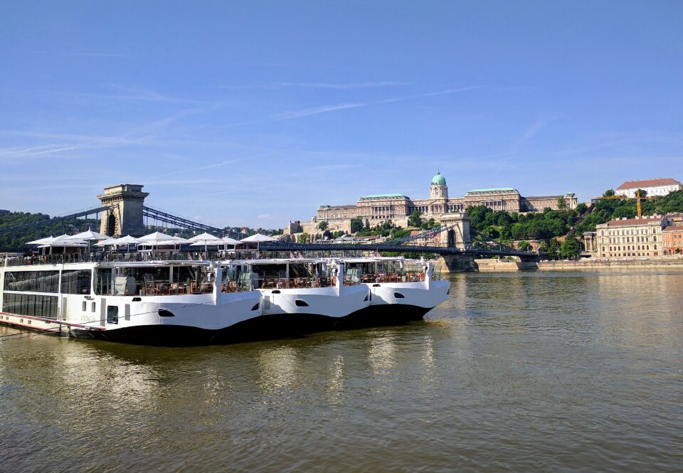 Royal palace chain bridge vessel