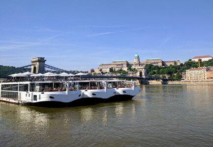 Royal palace chain bridge vessel